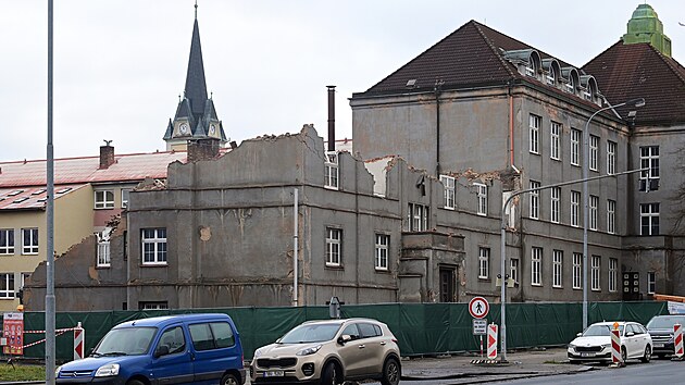 V Karlov�ch Varech za�ala demolice ��sti historick� budovy st�edn� keramick� �koly.