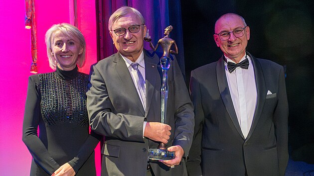 Emeritní mariánskoláze�ský primá� Pavel Knára (uprost�ed)  získal od Asociace...