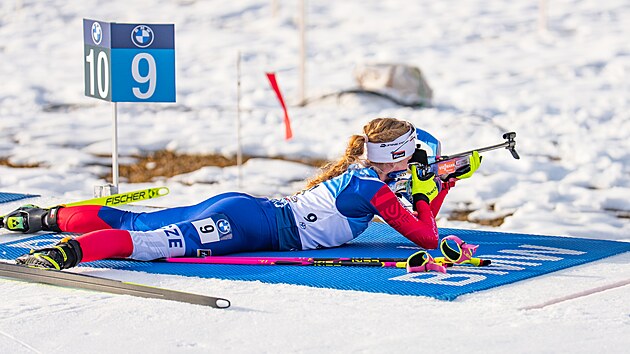 Mark�ta Davidov� na st�elnici p�i sprintu v Hochfilzenu.