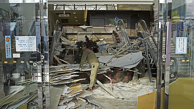 D�lník kontroluje �kody po zem�t�esení (9. prosince 2025)