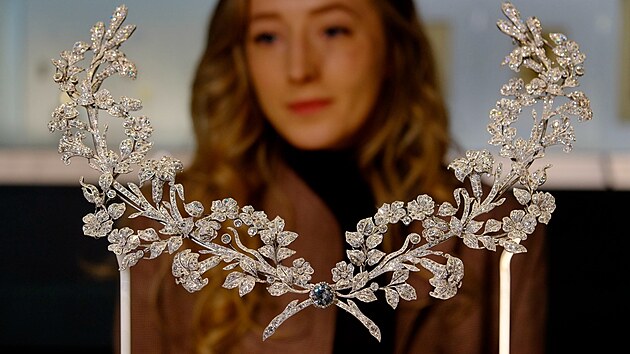 Jeden ze �perk� na výstav� mapující vývoj um�leckého, designového a �emeslného...