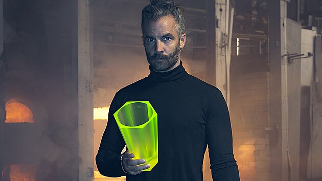 Design�r Jan Plech�� s v�zami z uranov�ho skla