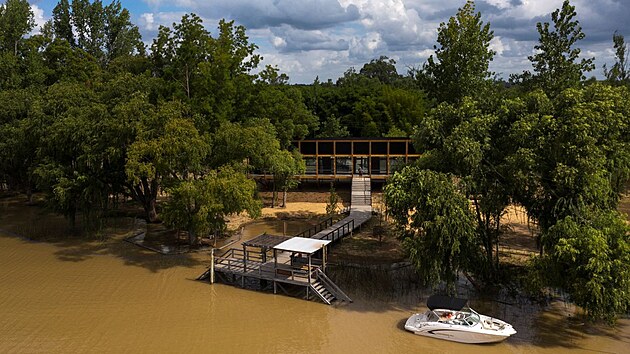 Budova, kter� se ty�� nad z�kladovou deskou, je lehk� d�ev�n� konstrukce, v souladu s tradi�n�mi stavebn�mi metodami pou��van�mi na tamn�ch ostrovech.