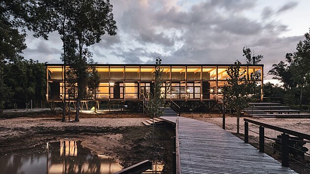 D�ky architektonick�mu n�padu oboj�iveln�ho domu v kombinaci s lehkou d�ev�nou konstrukc� a konceptem pasivn�ho domu Casa Bigu� �sp�n� propojuje modern� architekturu s nedot�enou p��rodou a z�rove� zohled�uje nejvy��� po�adavky na udr�itelnost.