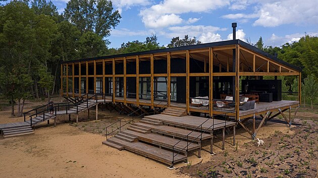 Konstrukce stoj� na d�ev�n�ch pilotech, kter� ji chr�n� p�ed pravideln�mi z�plavami. K molu pro lod� a do st�edu ostrova vede rozm�rn� d�ev�n� schodi�t� se �irok�mi podestami.