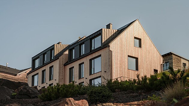 Architekti p�izp�sobili podobu domu nejen panoramat�m, ale tak� klimatick�m podm�nk�m, je� ur�ily v�b�r materi�l� i konstruk�n� �e�en�.