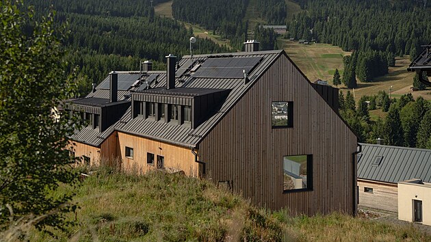 Architektonick� p��stup k�budov� stoj� na kombinaci soudob�ho minimalismu s�tradic� horsk� architektury a�z�rove� pracuje s detaily, kter� zvy�uj� komfort bydlen�.