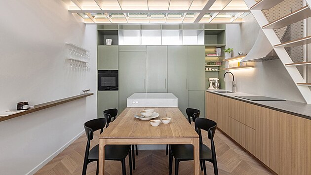 P�i navrhov�n� interi�ru si architekti museli poradit s limity dan�mi krovem.