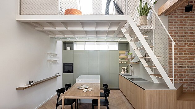 Schodi�t� do patra vy�e�ili auto�i jako prostorovou skl�da�ku, kter� hmotov� navazuje na pracovn� linku kuchyn�.