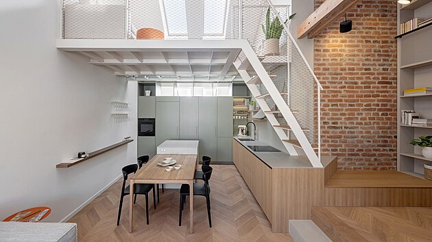 P�iznan� konstrukce krovu se v tomto m�st� uk�zaly  limitovan� podchodnou v��kou, a tak bylo nutn� p�izp�sobit i sklon schodi�t�.