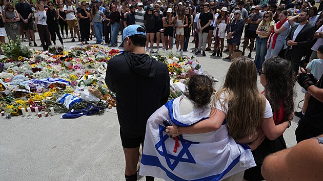 Lid� u improvizovan�ho pam�tn�ku na m�st� st�elby b�hem oslav �idovsk�ho sv�tku na pl�i Bondi Beach v australsk�m Sydney. (15. prosince 2025)