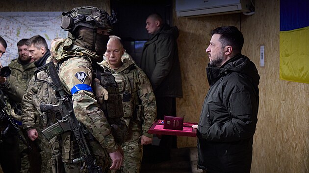 Prezident Zelenskyj na n�v�t�v� voj�k� nasazen�ch v oblasti Kupjansku. (12. prosince 2025)