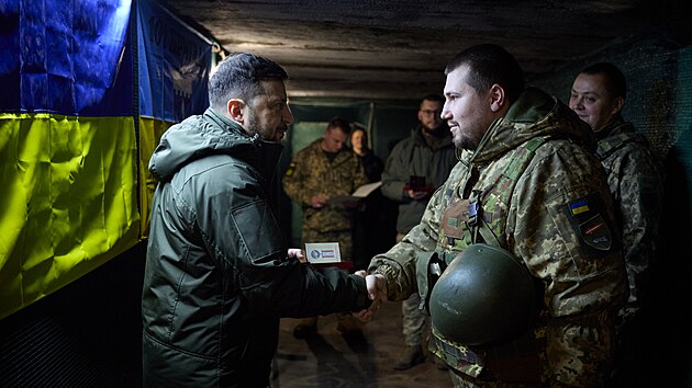 Prezident Zelenskyj na n�v�t�v� voj�k� nasazen�ch v oblasti Kupjansku. (12. prosince 2025)