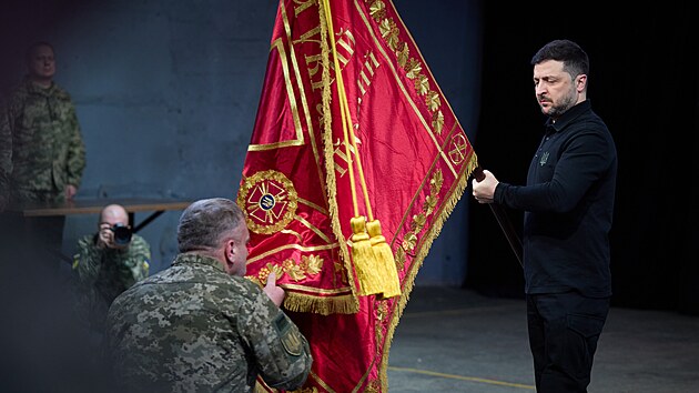 Prezident Zelenskyj na n�v�t�v� voj�k� nasazen�ch v oblasti Kupjansku. (12. prosince 2025)