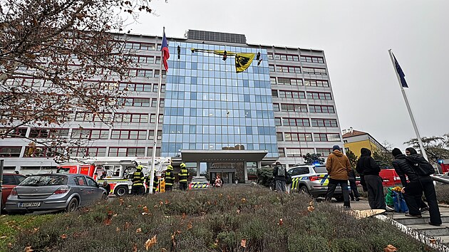 Aktivist� skupiny Greenpeace protestuj� proti veden� M�P stranou Motorist� sob� (15. prosinec 2025)