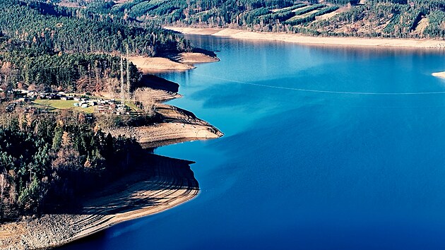 N�zk� hladina vodn� n�dr�e Orl�k pohledem z dronu (16. prosinec 2025)