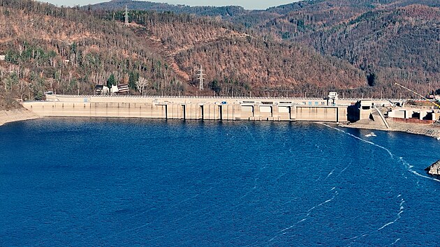N�zk� hladina vodn� n�dr�e Orl�k pohledem z dronu (16. prosinec 2025)