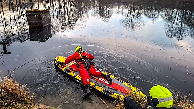 Hasi�i v Jesen�ku zachr�nili srnu ze zamrzl� vodn� plochy, odkud se nedok�zala vlastn�mi silami dostat. Po kontrole ji vypustili zp�t do p��rody. (17. prosince 2025)
