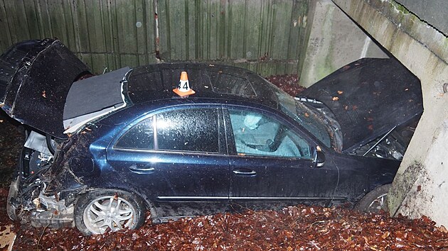 Mikrospnek idie skonil na umpersku siln znienm autem v koryt potoka.