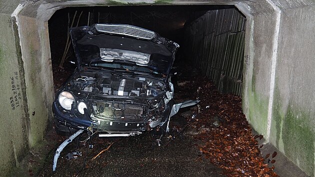 Mikrospnek idie skonil na umpersku siln znienm autem v koryt potoka.