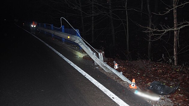 Mikrospnek idie skonil na umpersku siln znienm autem v koryt potoka.