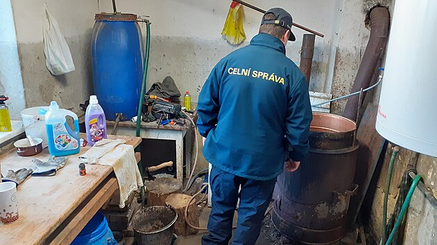 Celn�ci na Zl�nsku objevili neleg�ln� p�lenici, zabavili i demi�ony s alkoholem. (prosinec 2025)