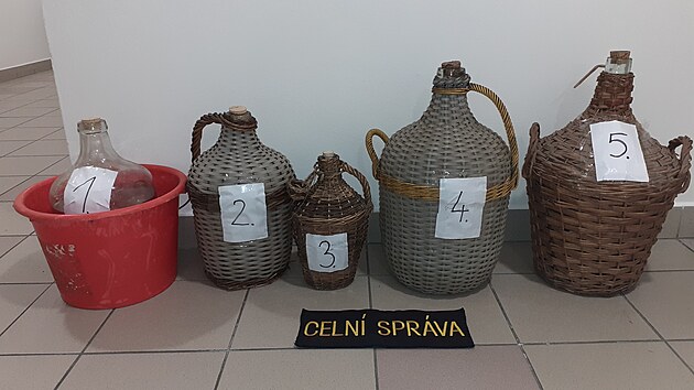 Celn�ci na Zl�nsku objevili neleg�ln� p�lenici, zabavili i demi�ony s alkoholem. (prosinec 2025)