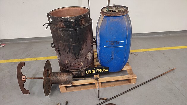 Celn�ci na Zl�nsku objevili neleg�ln� p�lenici, zabavili i demi�ony s alkoholem. (prosinec 2025)