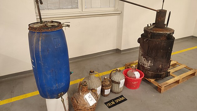 Celn�ci na Zl�nsku objevili neleg�ln� p�lenici, zabavili i demi�ony s alkoholem. (prosinec 2025)