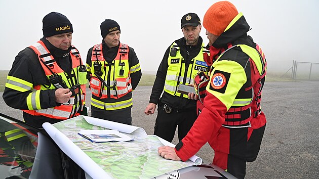 Destky policist a hasi se zapojily do proesvn okol Halenkovic na Zlnsku. Ptraj po ztracenm dvanctiletm chlapci. (12. prosinec 2025)
