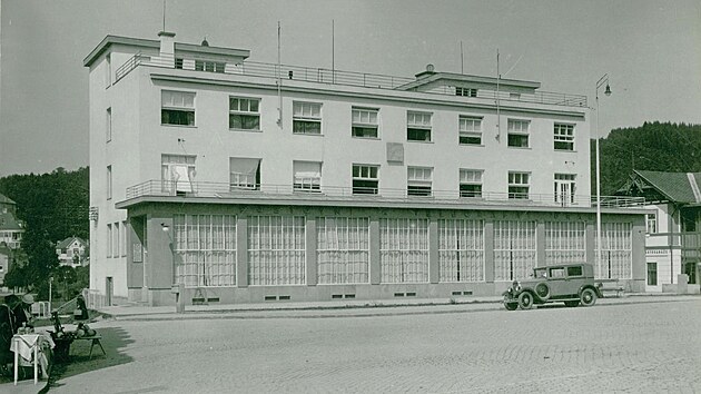 Po�ta v Luha�ovic�ch z roku 1929 byla vybavena telegrafem i telefony, pokladn�mi p�ep�kami, listovn�mi, bal�kov�mi p�ep�kami i uzamykateln�mi schr�nkami. V roce 1995 byla zrekonstruov�na a sv�mu ��elu slou�� doposud. P��kladn� elegantn� stavba ve stylu funkcionalismu je pam�tkov� chr�n�na.