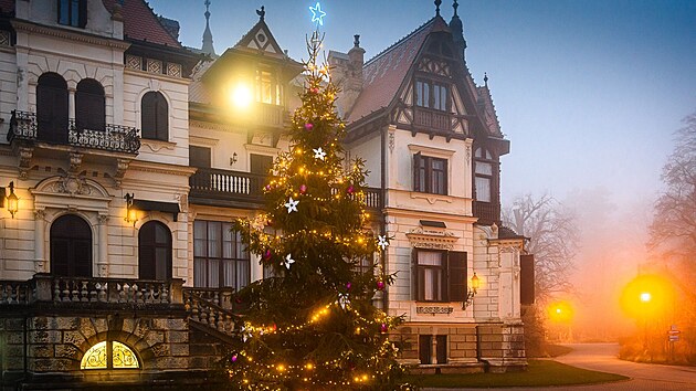 Are�l Zoo Zl�n rozz��ila origin�ln� sv�teln� v�zdoba, rozsv�til se v�no�n� strom na n�dvo�� z�mku Le�n� a u hlavn�ho vstupu. K vid�n� budou speci�ln� krmen� zv��at. (prosinec 2025)