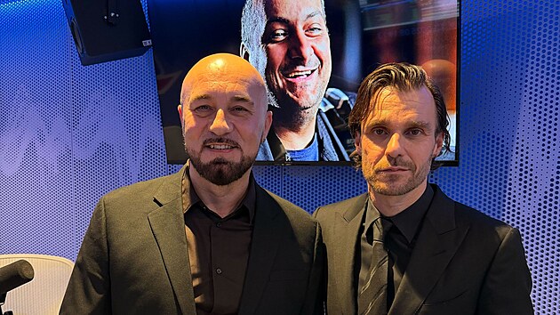 Moder�to�i Honza Dan�k z R�dia Impuls a Leo� Mare� se se�li ve speci�ln� Rann� Show na Evrop� 2 v�novan� vzpom�nce na Patrika Hezuck�ho. (12. prosince 2025)