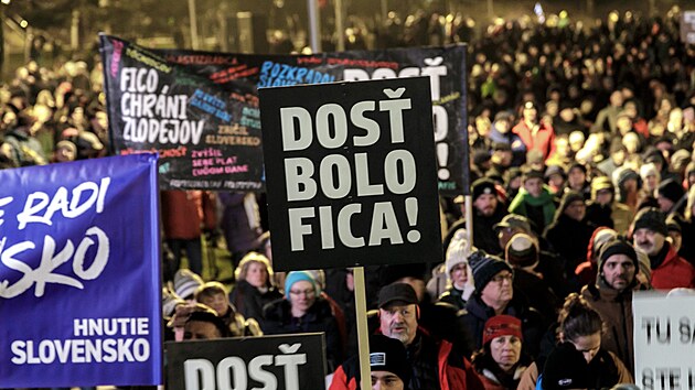 Protestn� shrom�d�n� opozi�n�ch stran na N�m�st� svobody v Bratislav� (16. prosince 2025).