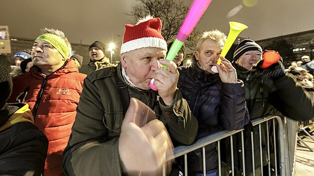 Protestn� shrom�d�n� opozi�n�ch stran na N�m�st� svobody v Bratislav� (16. prosince 2025).