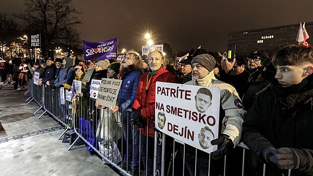 Protestn� shrom�d�n� opozi�n�ch stran na N�m�st� svobody v Bratislav� (16. prosince 2025).