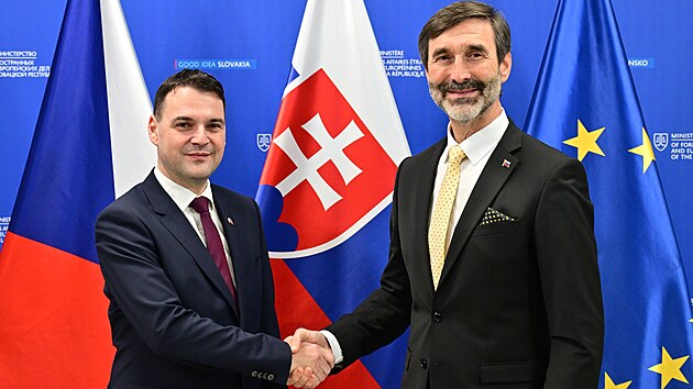 Nový �eský ministr zahrani�í Petr Macinka (vlevo) se se�el se svým slovenským...