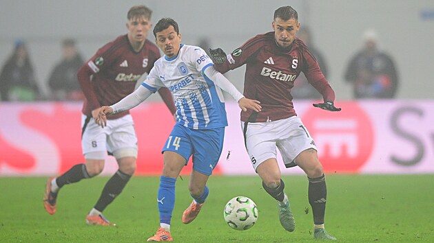 Spar�ansk� obr�nce Mat�j Ryne� (vpravo) a Lyes Houri z Craiovy v souboji o balon.