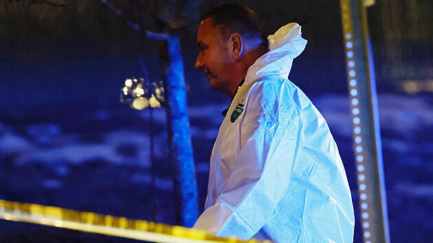 Vy�et�ovatel� na m�st� �inu, kde byl dopaden st�elec z Brownovy univerzity. (19. prosince 2025)