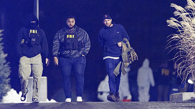 Vy�et�ovatel� na m�st� �inu, kde byl nalezen st�elec z Brownovy univerzity. (19. prosince 2025)