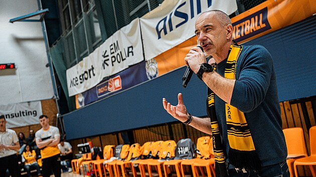 Na oslavy 30 let basketbalov�ch Sr��� P�sek p�ijel i jiho�esk� hejtman Martin Kuba.