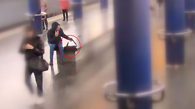 Mu� si p�ivlastnil notebook zapomenut� na lavi�ce.