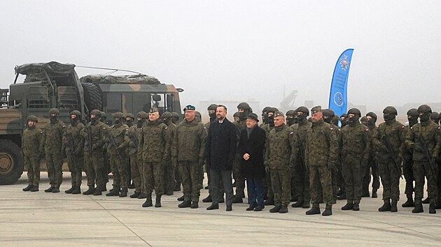 Polsk� ministr obrany Wladyslaw Kosiniak-Kamysz a americk� velvyslanec v Polsku Thomas Rose se ��astn� ceremonie, na kter� byla ozn�mena pln� bojov� p�ipravenost raketov�ch syst�m� Patriot. (18. prosince 2025)
