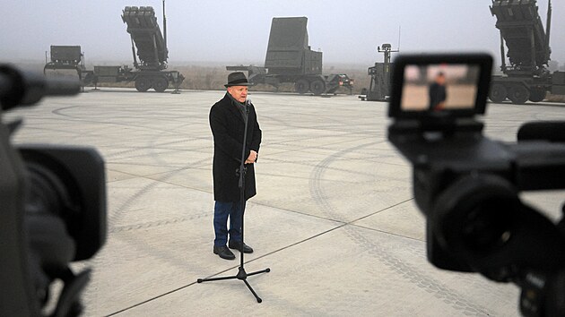 Slavnostn� ceremonie v Polsku, na kter� byla ozn�mena pln� bojov� p�ipravenost raketov�ch syst�m� Patriot. Na fotografii je americk� velvyslanec v Polsku Thomas Rose. (18. prosince 2025)