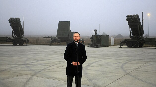 Slavnostn� ceremonie v Polsku, na kter� byla ozn�mena pln� bojov� p�ipravenost raketov�ch syst�m� Patriot. Na fotografii je polsk� ministr obrany Wladyslaw Kosiniak-Kamysz. (18. prosince 2025)