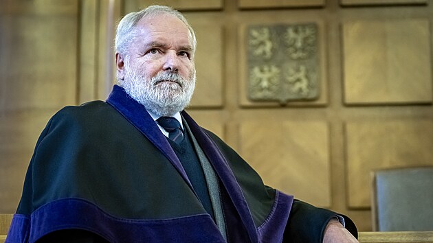 Dlouholet� trestn� soudce Ji�� Ln�ni�ka, kter� na sklonku roku ukon�� kari�ru. (3. prosince 2025)