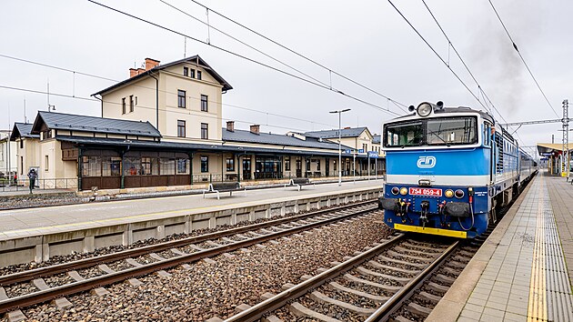 Pam�tkov� chr�n�n� budova �elezni�n�ho n�dra�� v Jarom��i u� po oprav� slou��. (8. prosince 2025)