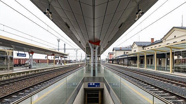 Pam�tkov� chr�n�n� budova �elezni�n�ho n�dra�� v Jarom��i u� po oprav� slou��. (8. prosince 2025)