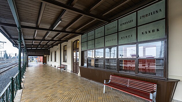 Pam�tkov� chr�n�n� budova �elezni�n�ho n�dra�� v Jarom��i u� po oprav� slou��. (8. prosince 2025)