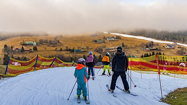 V Peci pod Sn�kou je po oblev� sn�h jen na n�kolika svaz�ch skiresortu. (18. prosince 2025)